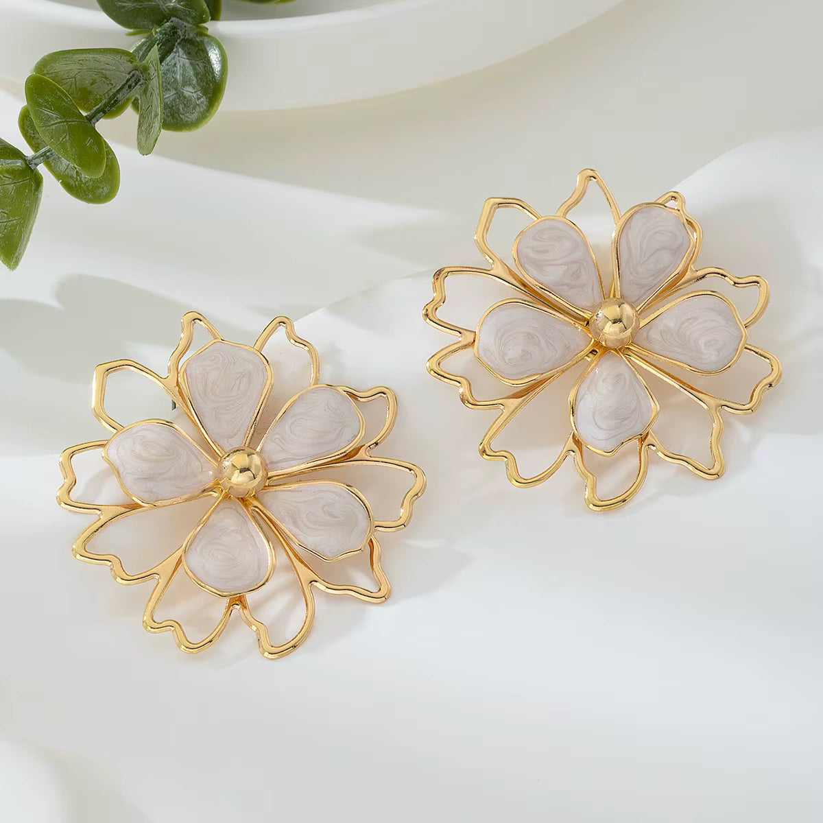 High-End Gold White Flower Earrings